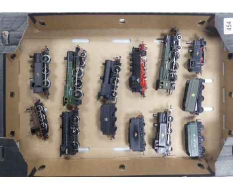Collection of loose Airfix, Bachmann, Fleischmann and Tri-ang OO gauge steam locomotives and tenders to include Pendennis Cas