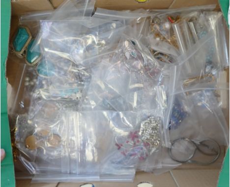 50 items / bags of costume jewellery - some bags may contain more than one item, so actual quantity may be higher.