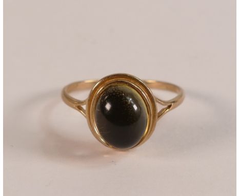 9ct gold dress ring set with oval green agate stone, size M,1.5g.