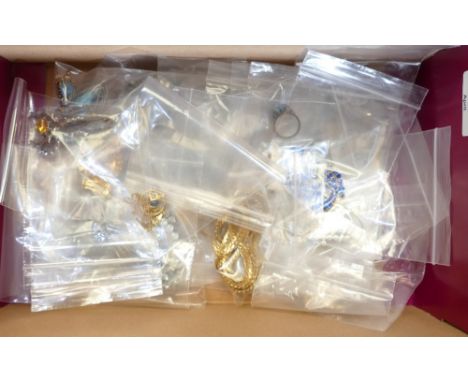 26 items / bags of costume jewellery - some bags may contain more than one item, so actual quantity may be higher.  8 items a