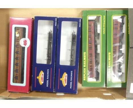 Collection of boxed OO gauge carriages to include two Bachmann 33-856B 30 ton Bogie Bolster wagon BR grey, Dapol LMS 'Dining 