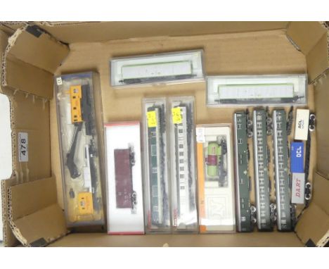 Collection of N gauge to include Bachmann Union Pacific crane, Fleischmann 8120 and 8101, and Arnold 4360 amongst others. Unt