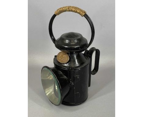 VINTAGE STEEL GREAT CENTRAL RAILWAY FORWARD SIGNAL LAMP with Sherwood's Birmingham burner, 33cms (h)Provenance: private colle