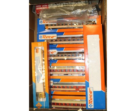 Quantity of HO ROCO gauge railway. A Renfe Bo-Bo diesel locomotive RN4020, An articulated 2-car diesel railcar in cream and o
