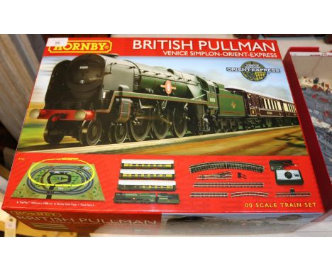 Hornby British Pullman Venice Simplon-Orient Express (R.1162). Comprising Merchant Navy Class Pacific, Clan Line RN35028, plu