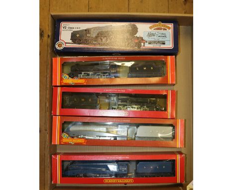 5x OO gauge locomotives by Hornby Railways and Bachmann Branch-Line. A BR Class V2 2-6-2 tender loco, Green Arrow 60800, in l