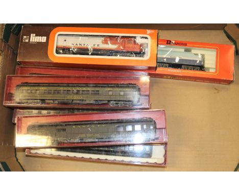 7x HO gauge Santa Fe railway items by Rivarossi and Lima. Including 2x locomotives; a 4-6-4 tender loco, 3460, in mint green,