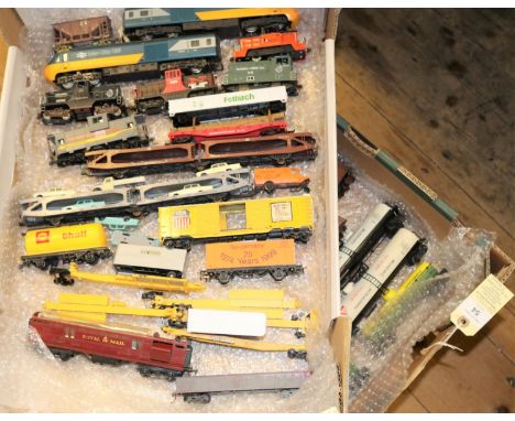 45+ items of HO/OO gauge railway. Including; a Hornby Flying Scotsman Train Set comprising an LLNER Class A4 and 3x teak coac