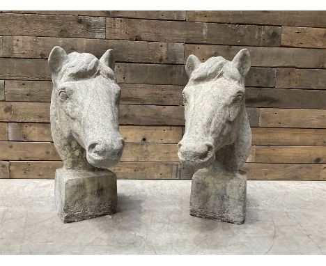 Pair of cast stone horse head garden or gate post figuresDimensions: Height:&nbsp;62cm&nbsp;