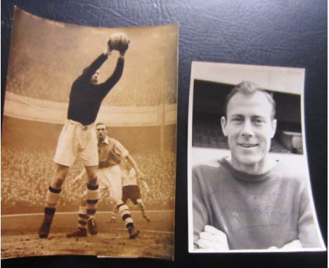 2 original press photo's of Arsenal's Jack Kelsey 
Arsenal v Charlton 2nd Feb 1951 this was Kelsey's first game for Arsenal 8