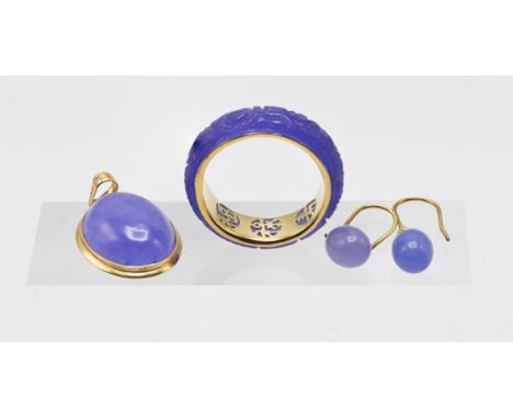 A 14ct purple jade set, to include ring, pendant, and pair of earrings. (4)