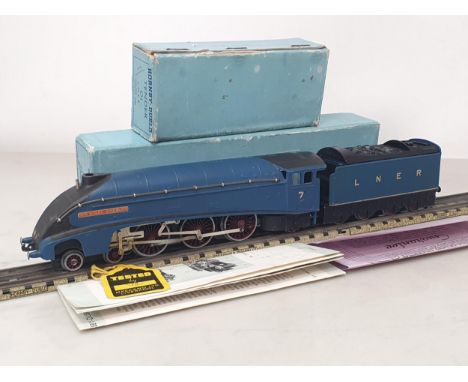 A boxed Hornby Dublo EDL1 'Sir Nigel Gresley with nameplate with rounded edges in pale blue boxes, superb example, has been l