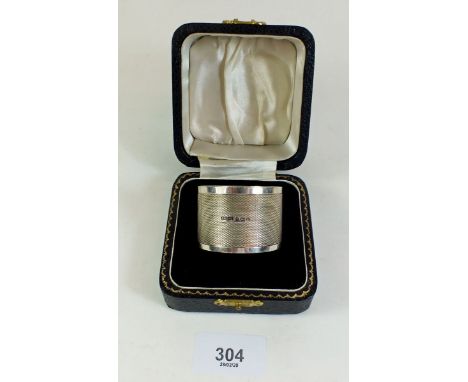 A heavy silver napkin ring with engine turned decoration and vacant cartouche - Birmingham 1930 - 62g, boxed