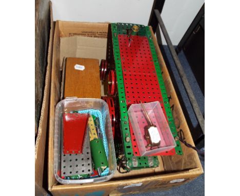 A Meccano model of a traction engine, 40 cm long, a small oil can, and items (box)