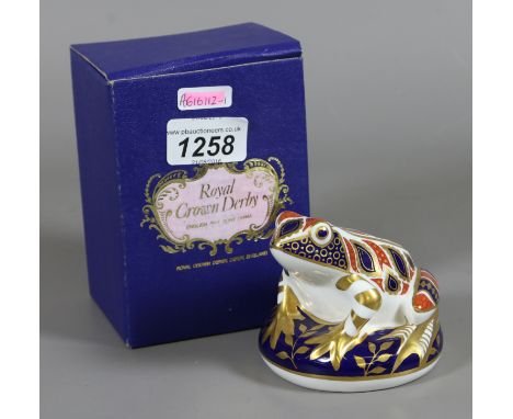 A boxed Royal Crown Derby paperweight, frog, gold stopper, first quality. Condition Report. To be used as a guide only. Good 