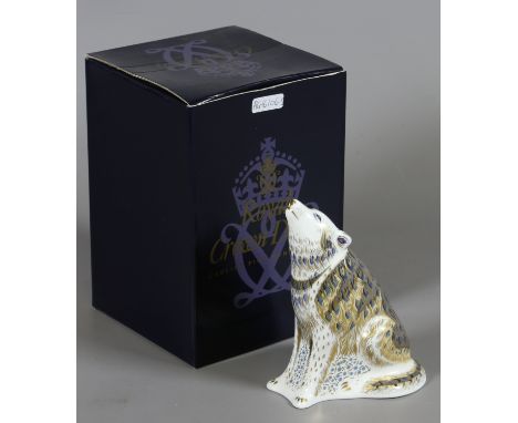 A boxed Royal Crown Derby paperweight with certificate, Wolf number 290 of 2500, first quality gold stopper. Condition Report