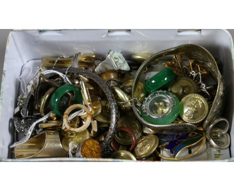 A tray of jewellery and collectables including jade rings, silver charm bracelet, military buttons and old coins etc.