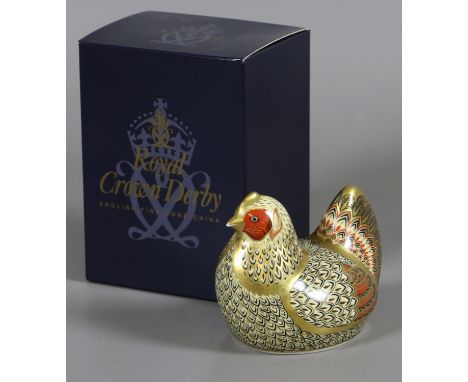 A boxed Royal Crown Derby paperweight, farmyard hen number 896 of 5000, gold stopper, first quality. Condition Report. To be 