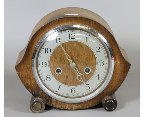 A Smiths Art Deco oak cased 8 day mantel clock striking on a gong. 