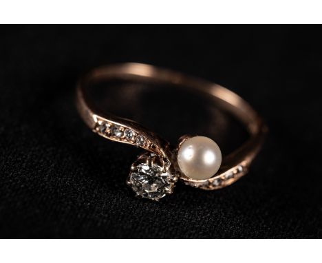 14k gold ring with 0,25K diamonds and orient pearl; um 1900