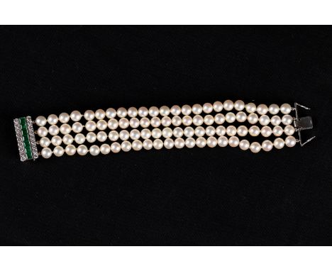 Pearl Bracelet with four lines, white gold claps 750, with diamonds of 2,6 carat and Columbian emeralds.