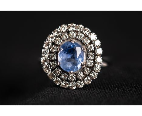 White Gold Ring with ceylon sapphire of 1,9 carat  and diamonds of 0,9 carat  with colour I-J VSI