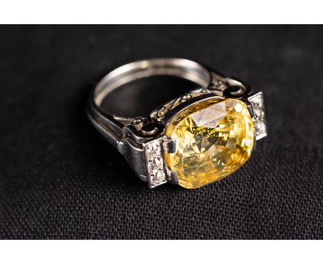 Platin Art Deco Ring  with open work and yellow sapphire of 20 carat