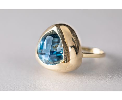 14k gold ring with topaz: 20,5g;