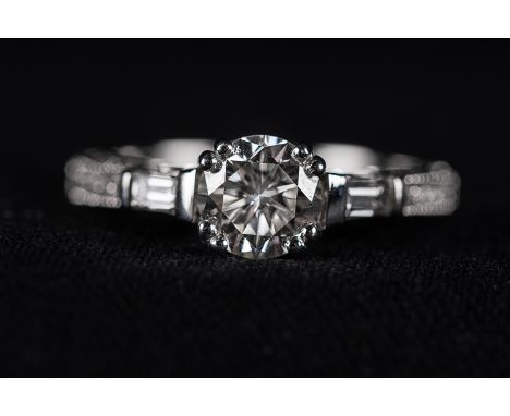 White gold 750 Ring with central diamond 1,07 carat 2 baguettes of 0,25 carat, colour G, VVS2