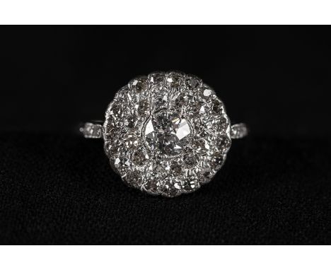 White Gold Ring with central diamond of 0,65 carat colour J,VSI, the other diamonds 1,2 carat