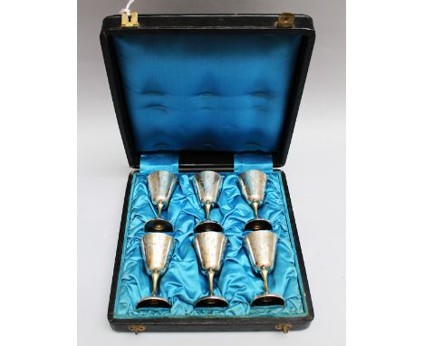 Art Nouveau Chinoiserie drink set, six items; silver engraved Chinese ornaments and gilded; 950/1000; French late 19th Centur