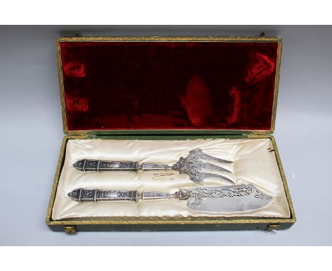 French silver fish set, two pieces; French late 19th Century; 95/1000; 228g; in original box. Dimensions: 31.5cm knife, fork 