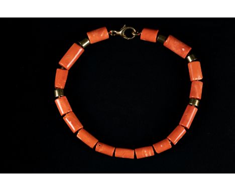 Coral necklace with gold 750, claps and parts.