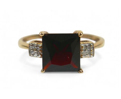 A 9ct yellow gold garnet and diamond ring size T, weight 2.2g.