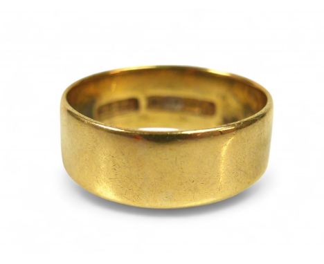 A George VI 18ct yellow gold wedding band ring, 20 by 7mm, size P, 4.9g.