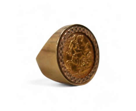 An Edward VII gold half sovereign, 1909, fitted into a 9ct gold ring mount, size K, 10.1g.