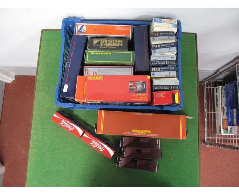 Twenty-Two 'OO' Gauge/4mm Items of Rolling Stock by Hornby, Lima, Bachmann, Peco (six kit built), etc Bachmann 33-827A brake 