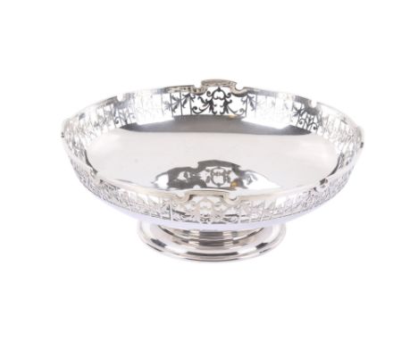 A George V silver footed dish. Maker Mappin & Webb, Sheffield 1922, having a shaped rim with a pierced decorative band featur