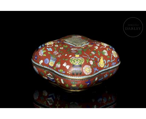 A square box with rounded edges and a lobed profile. Decorated in cloisonné enamel, blue on the inside and red on the outside