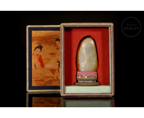 White jade carved with reddish flecks, leaving the natural shape of the stone, with rounded edges. It has an oval structure, 