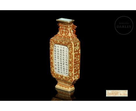 Decorative wall vase, made of modelled and enamelled porcelain. It has a rectangular body with a trapezoidal foot and an elon