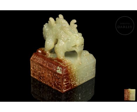 A magnificent greenish jade seal with reddish flecks. It has a quadrangular base decorated on its outer faces with a pattern 