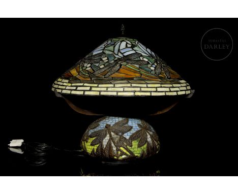 Circa 1970. Louis Comfort Tiffany style lamp (1848-1933) in bronze, with crystal and paste glass details. Adorned with dragon
