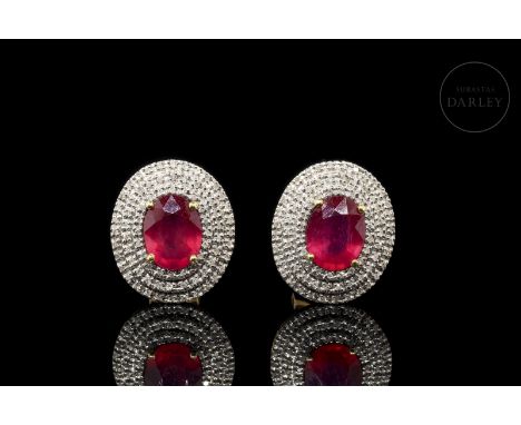 Button model, with a central deep red oval-cut ruby, with a total weight of 6.28 ct (2), surrounded by a total of 104 brillia