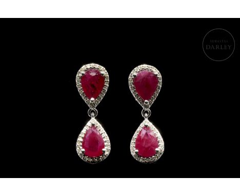 Earrings with a mobile design, consisting of two pear-shaped rosettes vertically facing each other. The centre is occupied by