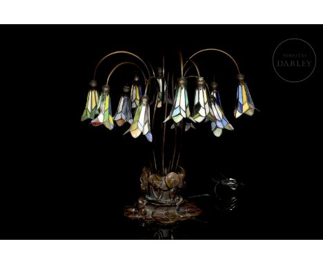 Louis Comfort Tiffany style lamp (1848-1933) in bronze, with crystal details. Bronze base with vegetal details in relief and 