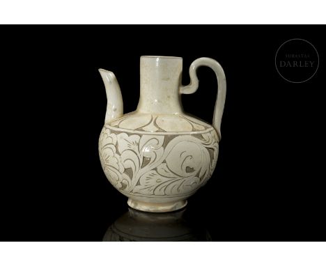 Ceramic modelled in the form of a jug, with a rounded body and shoulders on which are placed a long cylindrical mouthpiece an
