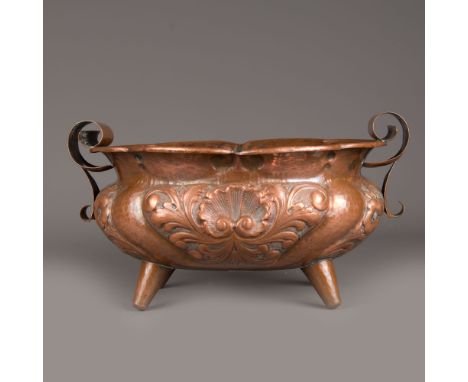 Copper basin in baroque style, oval shape with outbowed floral decorations, two handgrips, four feet, 19th Century. 38X26x22c