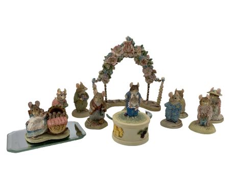 Brambly Hedge - Border Fine Arts Floral Arch BH16 and nine figures comprising Dust Dogwood, Best Man, Bridesmaid, Basil with 