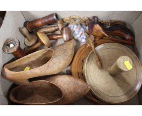 A TRAY OF TREEN COLLECTABLES TO INCLUDE A PAIR OF CLOGS, MAHOGANY SOLITAIRE BOARD WITH MARBLES, DARNING TOOLS ETC. 